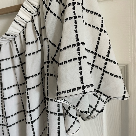 Like New off the shoulder blouse - Picture 6 of 6